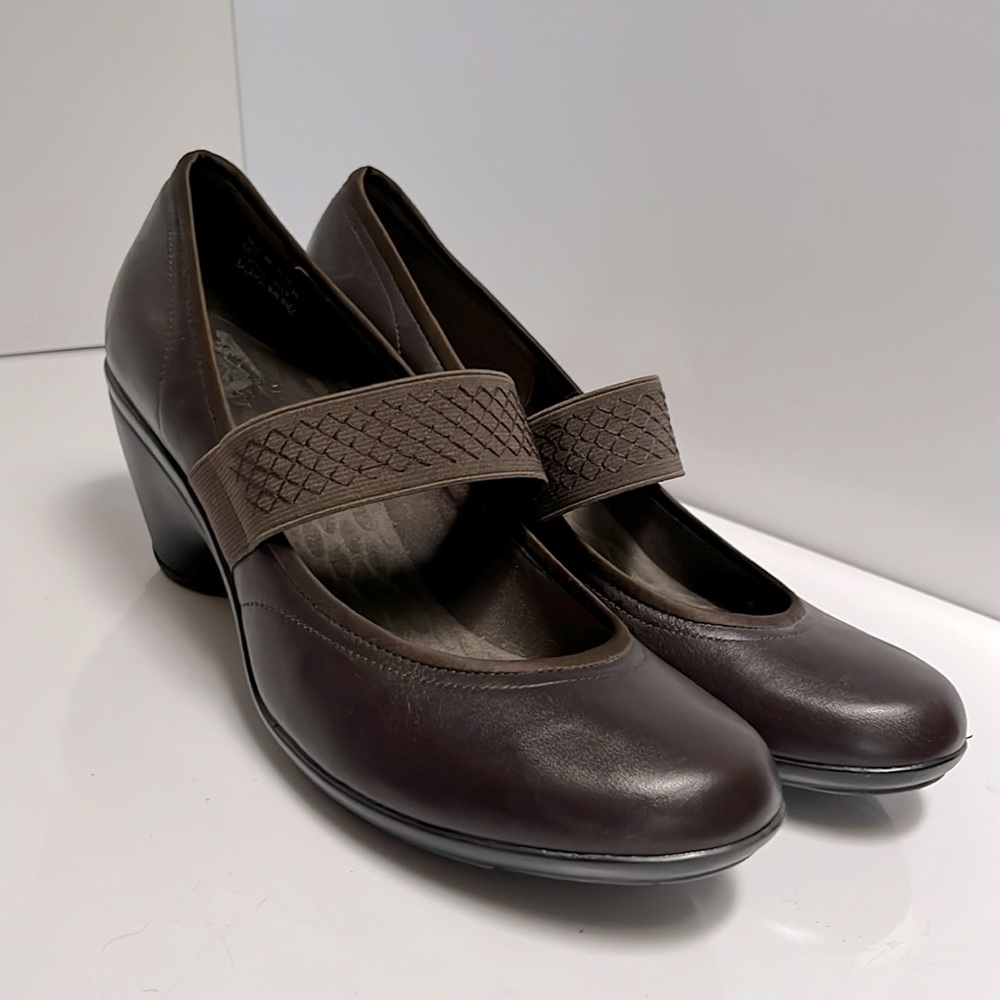 Privo dark brown leather slip on pump with elastic 9m